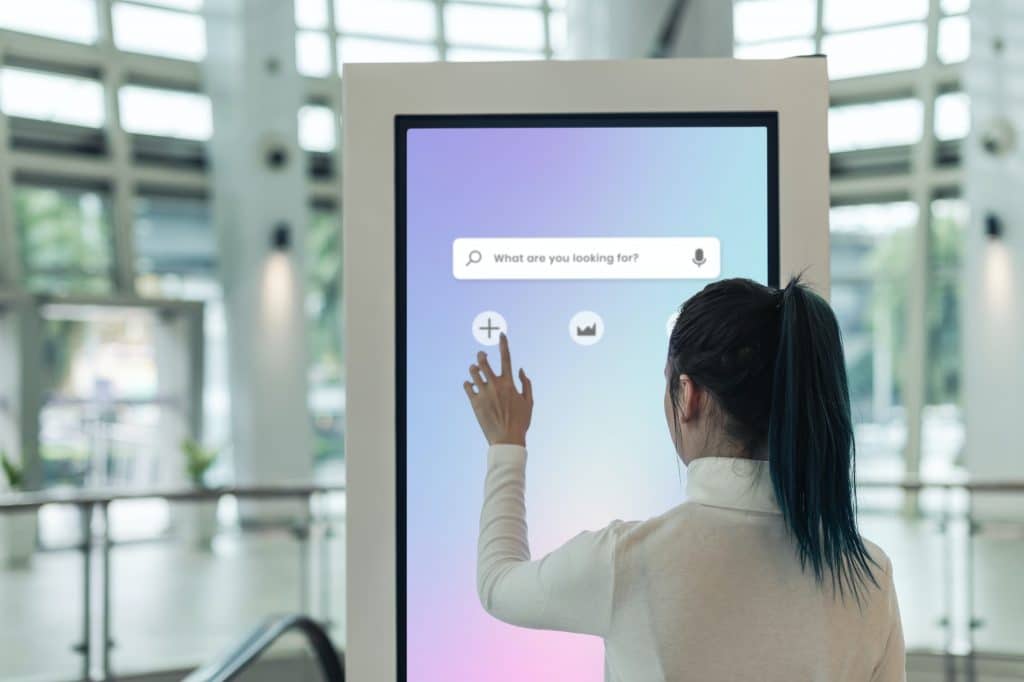 L'affichage dynamique aide à se repérer dans un centre commercial.