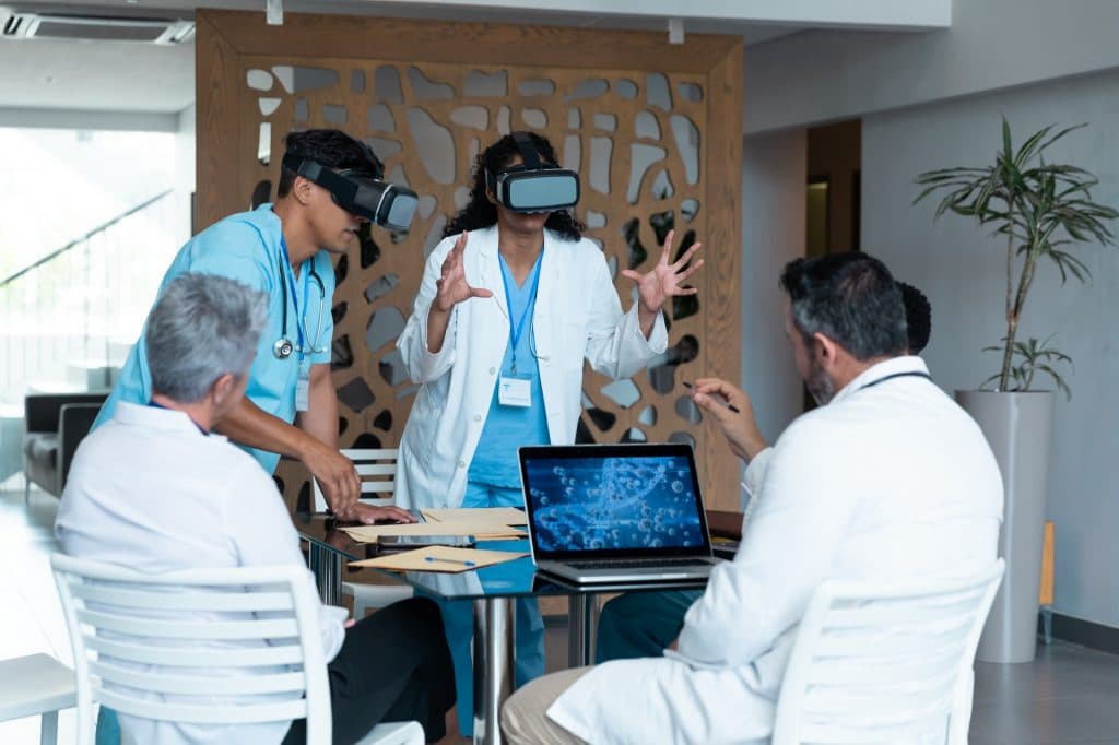 La lunette de réalité augmentée est de plus en plus utilisée dans le milieu hospitalier.