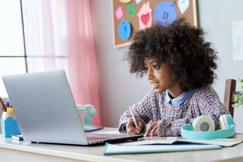 Petite fille sur une plateforme de cours particuliers en ligne